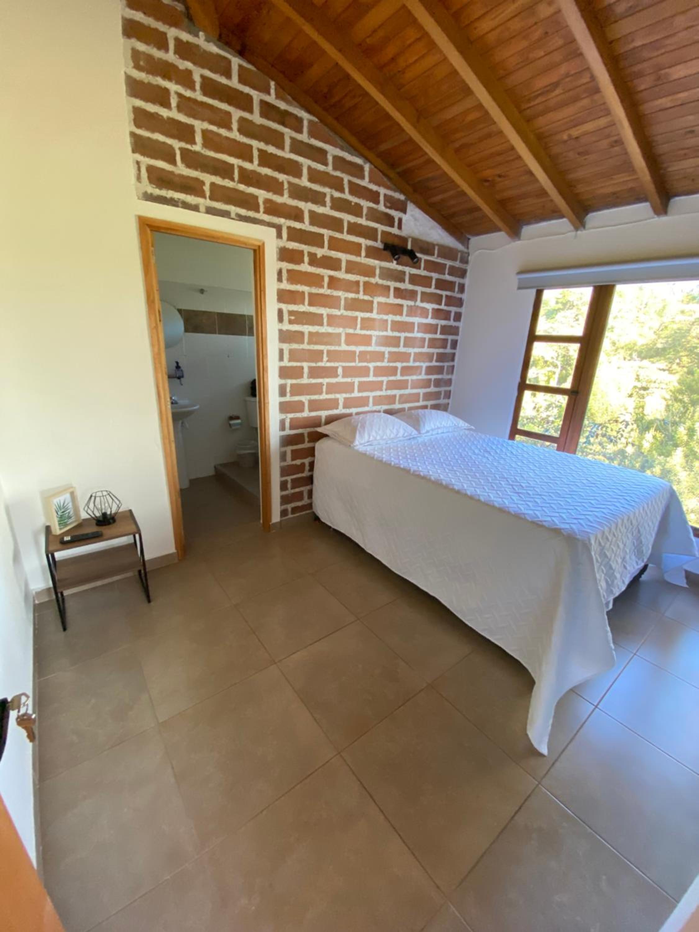 Habitación con baño privado en casa de campo ubicada en Santa Elena