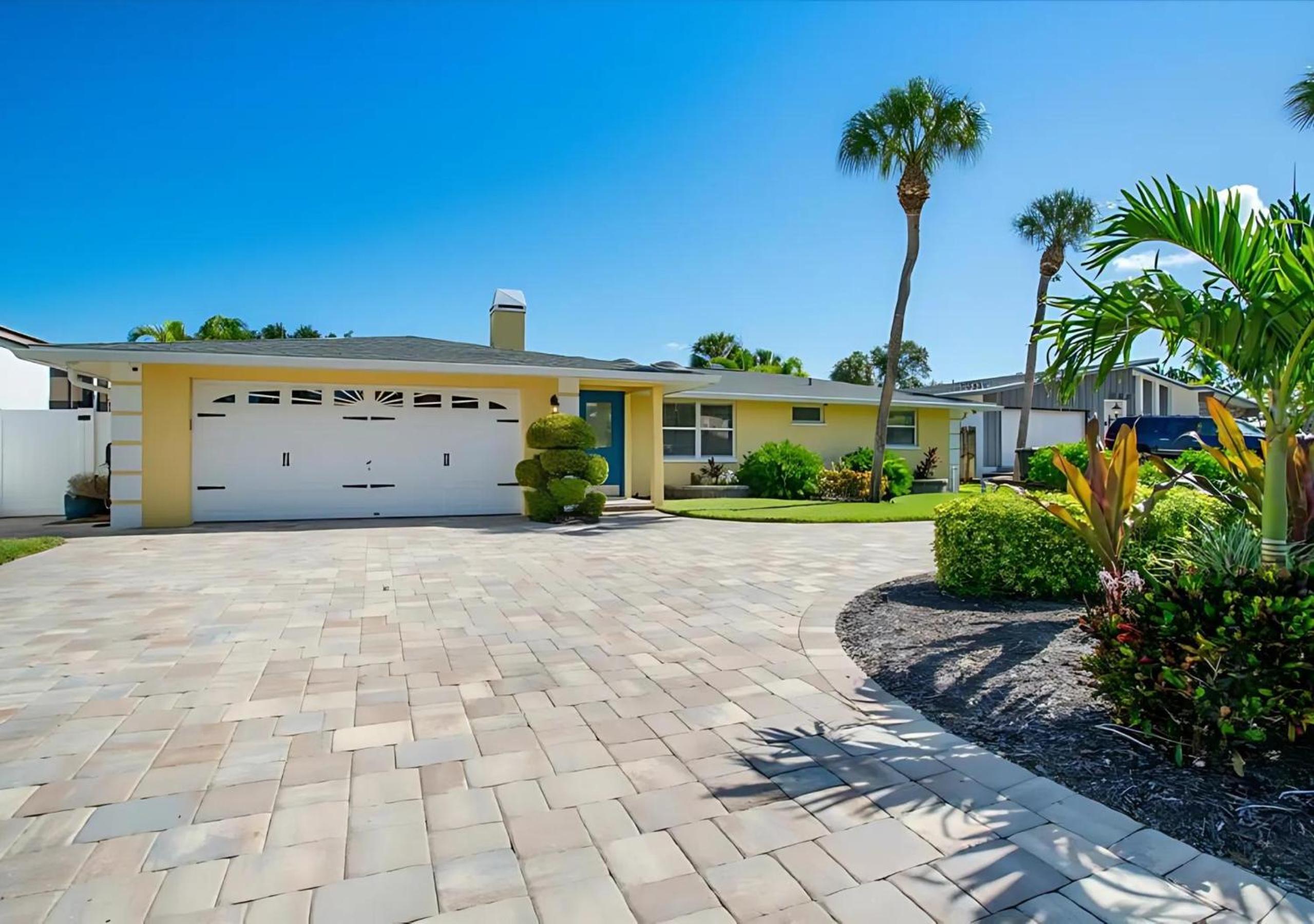 Luxe Siesta Key Home Pool Hot Tub Near Beach view 4