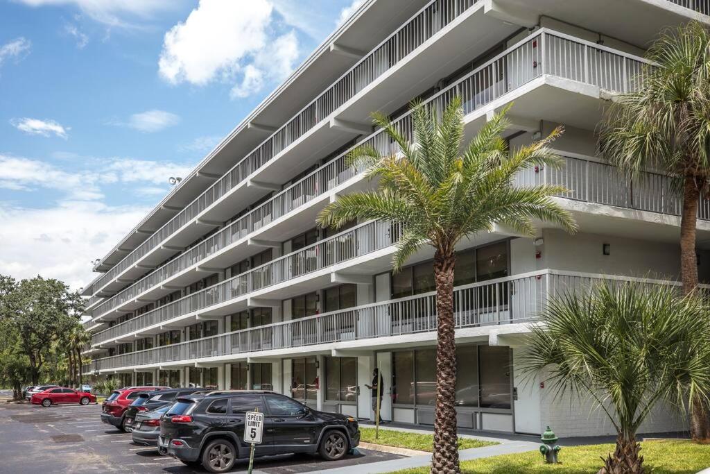 Minutes to Disney King bed studio for 4 ppl w free parking pool and gym view 5