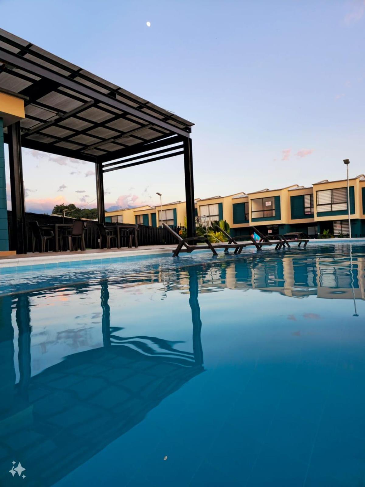 Casa Privada Vacacional a 2m del Aeropuerto Eden, 20m del Parque Del Cafe y Armenia tiene Piscina, Jacuzzi, Sauna By Molca Xperiences