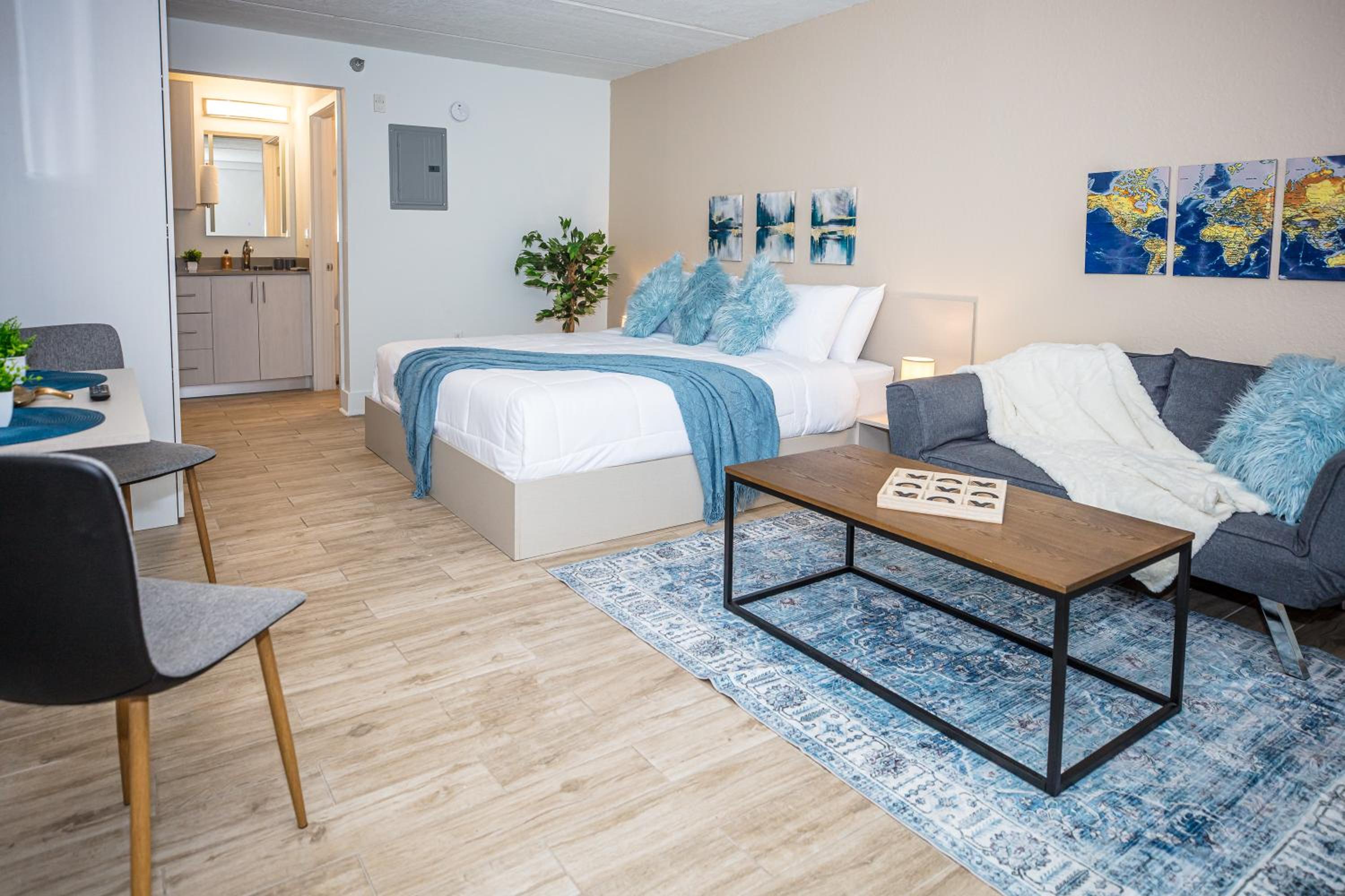 Minutes to Disney King bed studio for 4 ppl w free parking pool and gym view 3