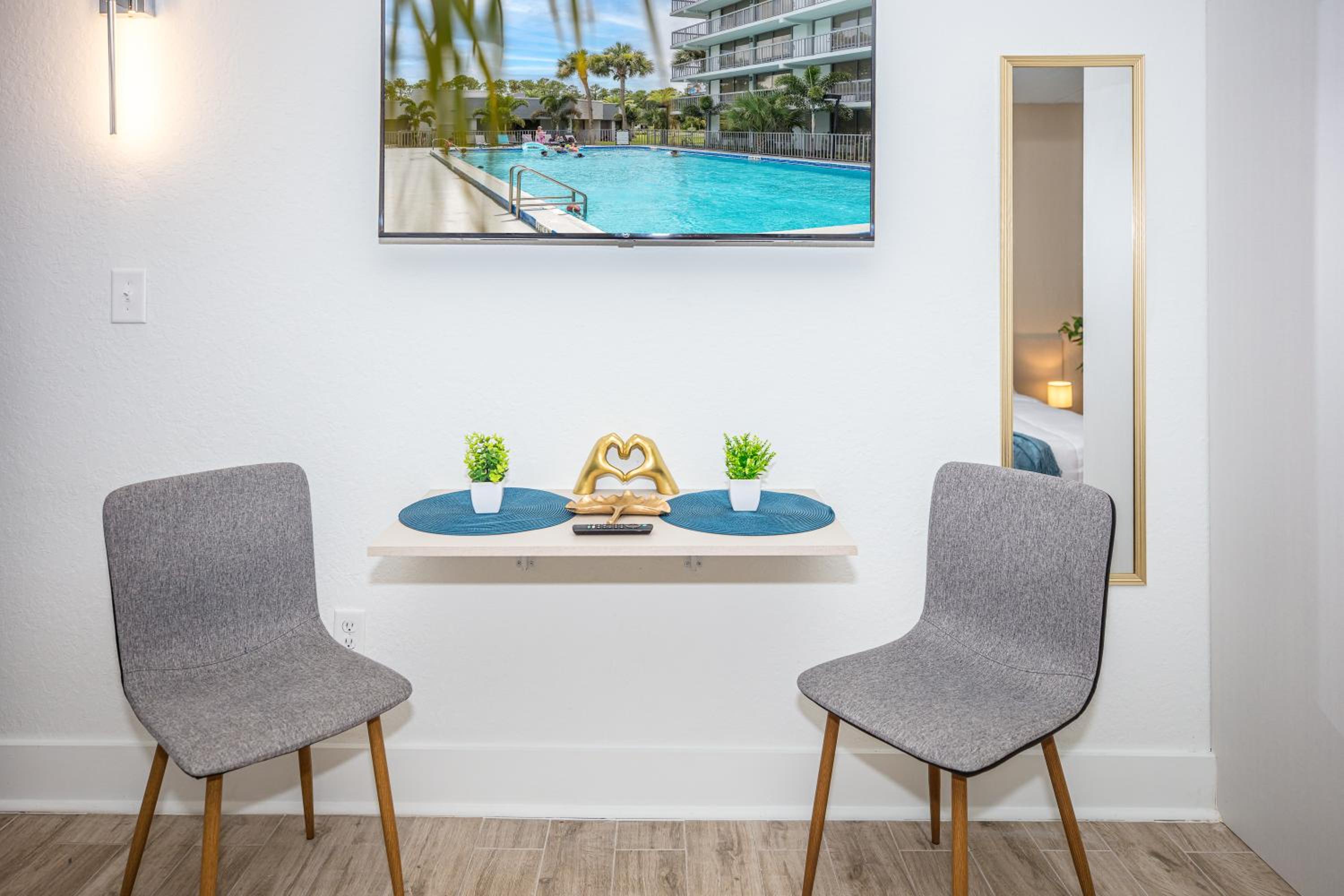 Minutes to Disney King bed studio for 4 ppl w free parking pool and gym view 4