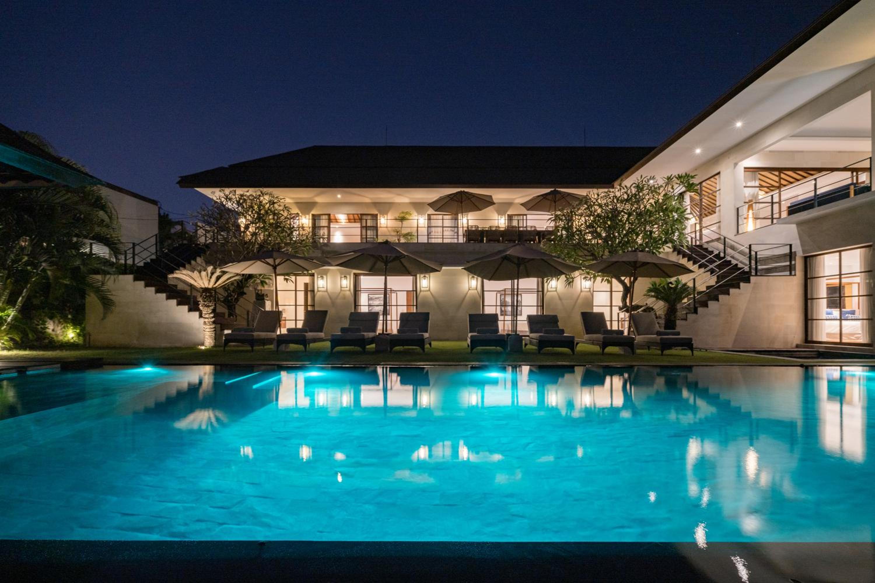 Grand Villa Puri Padi - prime Canggu beach location, 25x5 infinity Pool! view 5