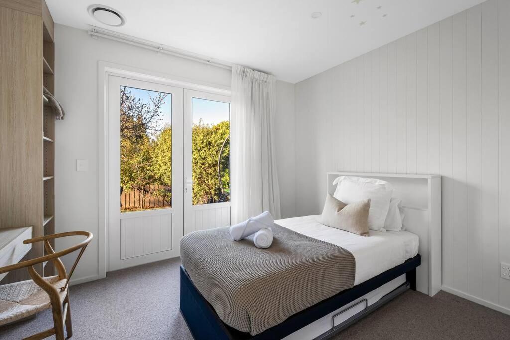 Luxury Wanaka Home, Hot tub, garden view 2