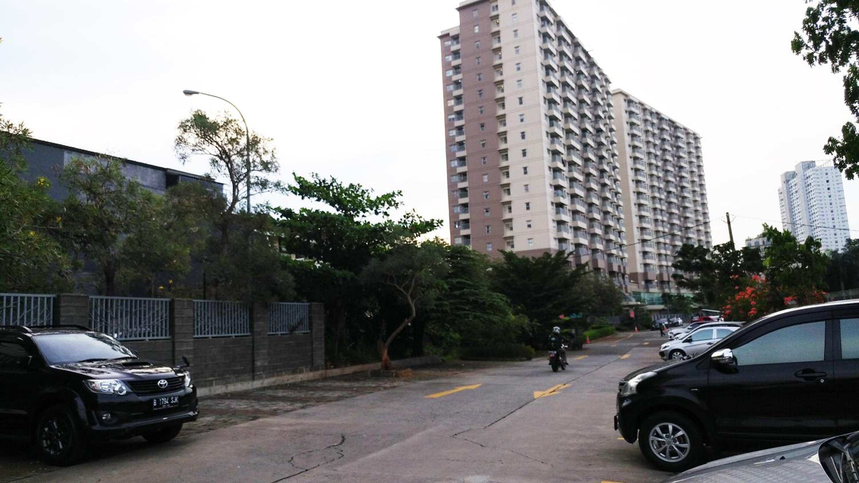Cozy and Elegant 1BR Apartment Belmont Residence Puri By Travelio view 2