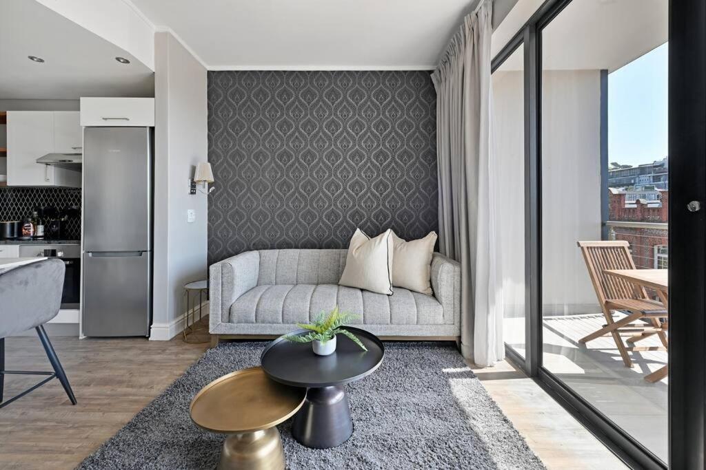 Bella - Stylish 1-Bed Apt in trendy De Waterkant with Balcony view 2