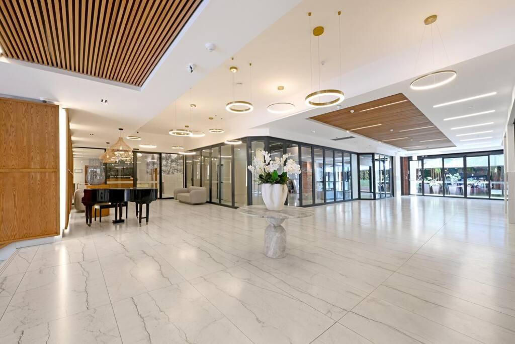 Bella - Stylish 1-Bed Apt in trendy De Waterkant with Balcony view 3