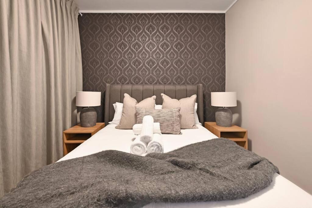 Bella - Stylish 1-Bed Apt in trendy De Waterkant with Balcony view 4