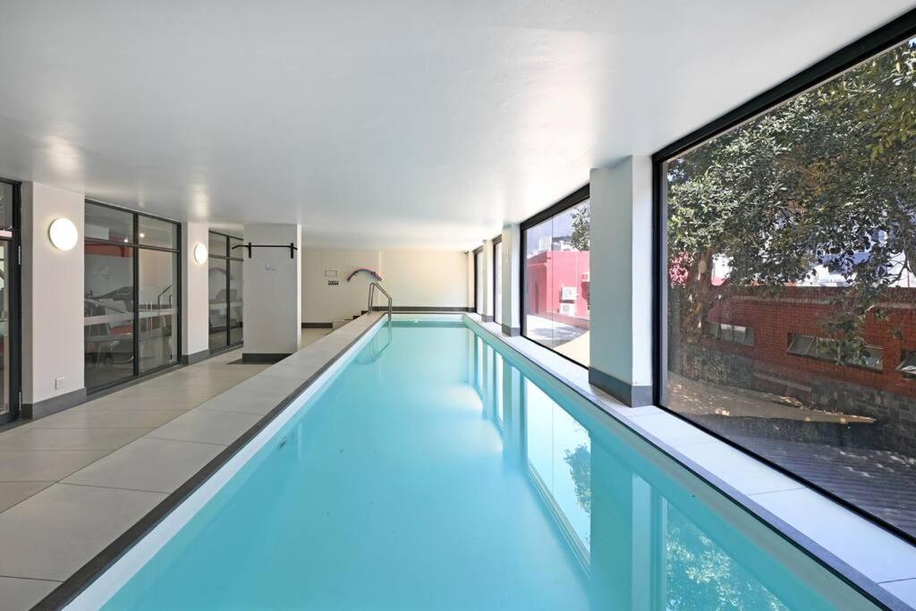 Bella - Stylish 1-Bed Apt in trendy De Waterkant with Balcony view 5