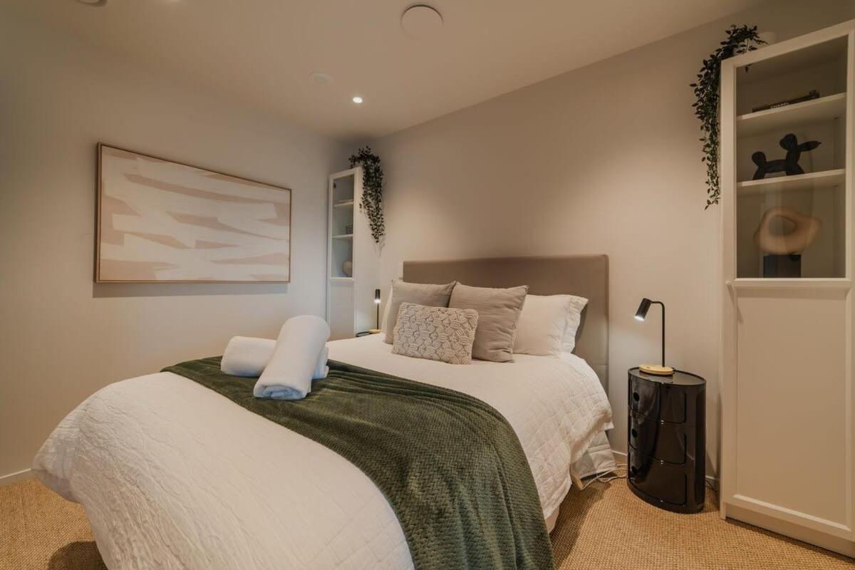Penthouse Perfection - 2BR Elegance on Worcester St view 3