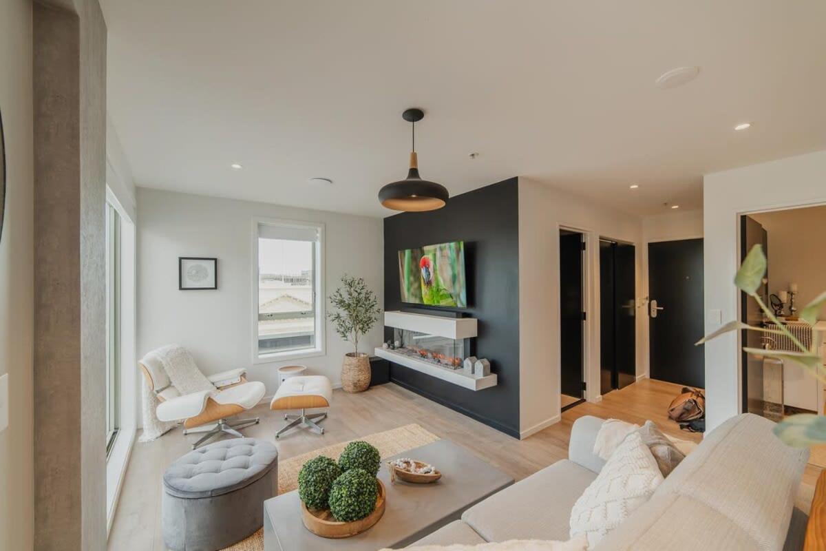 Penthouse Perfection - 2BR Elegance on Worcester St view 4