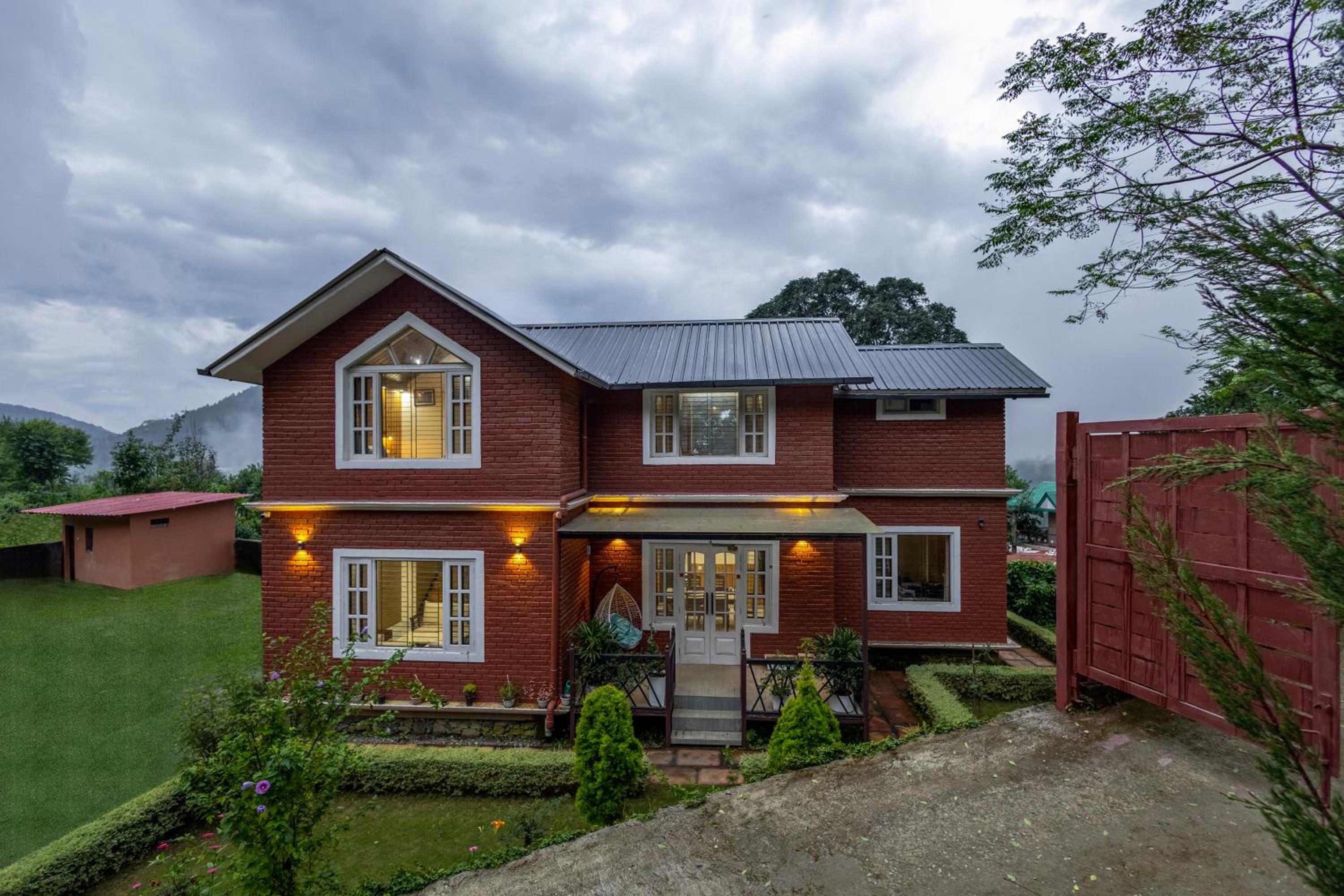 Alaya Stays 3 BHK Pet-friendly with Garden - Ahilya