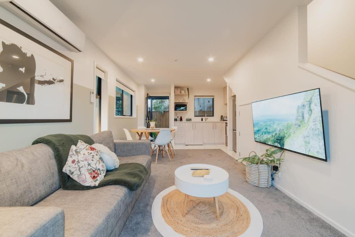 Misty Meadows Manor - Your Urban Oasis view 3