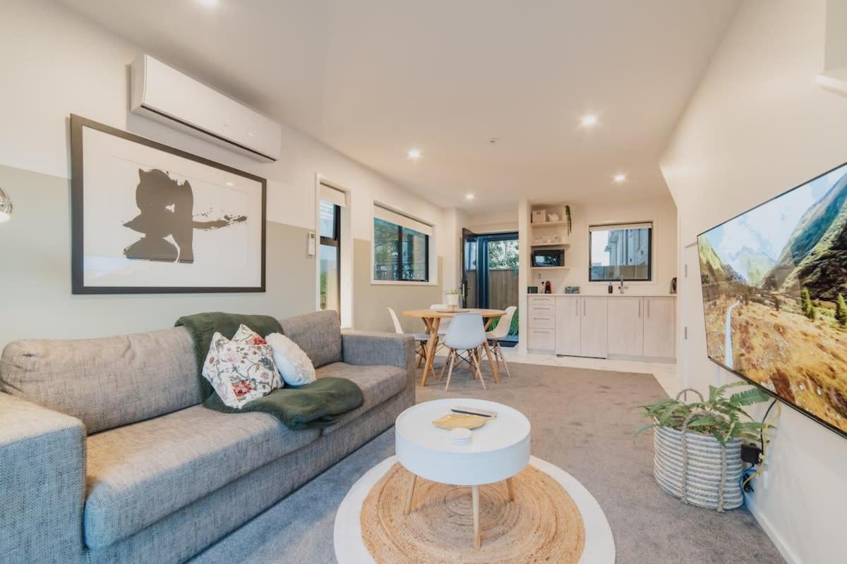 Misty Meadows Manor - Your Urban Oasis view 4