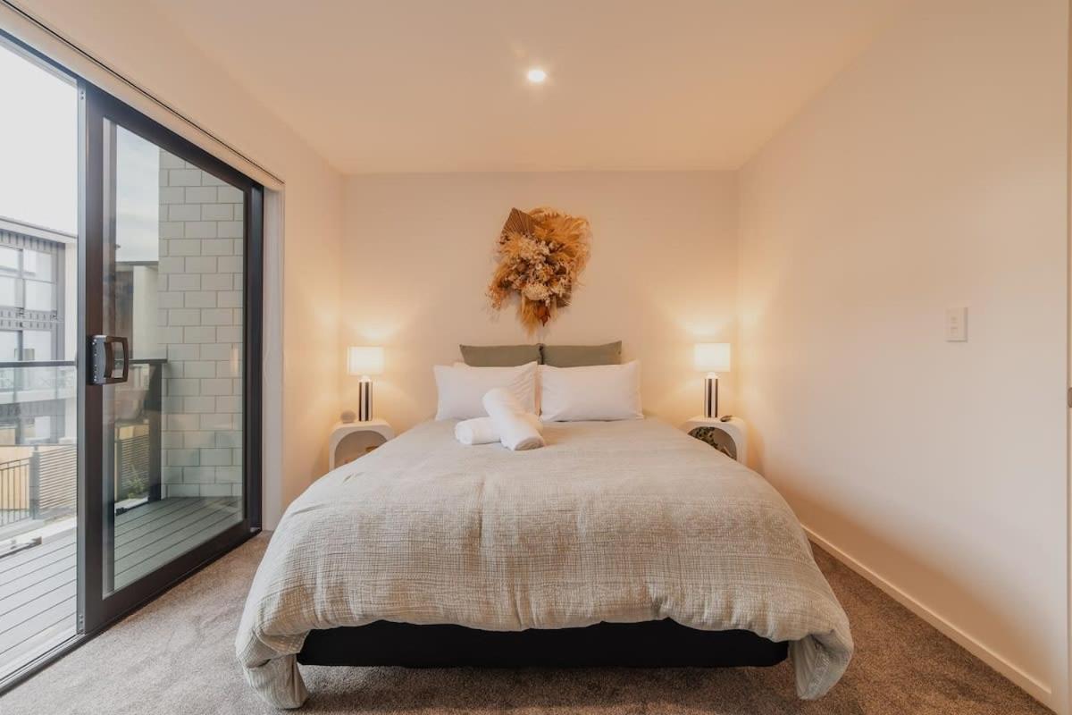 Downtown Bliss - 4-BR Retreat Amidst the Cityscape view 2