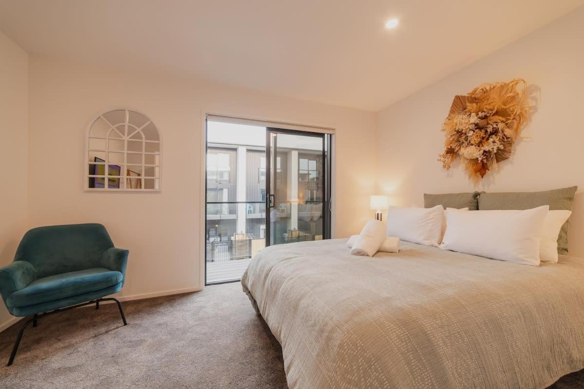 Downtown Bliss - 4-BR Retreat Amidst the Cityscape view 3