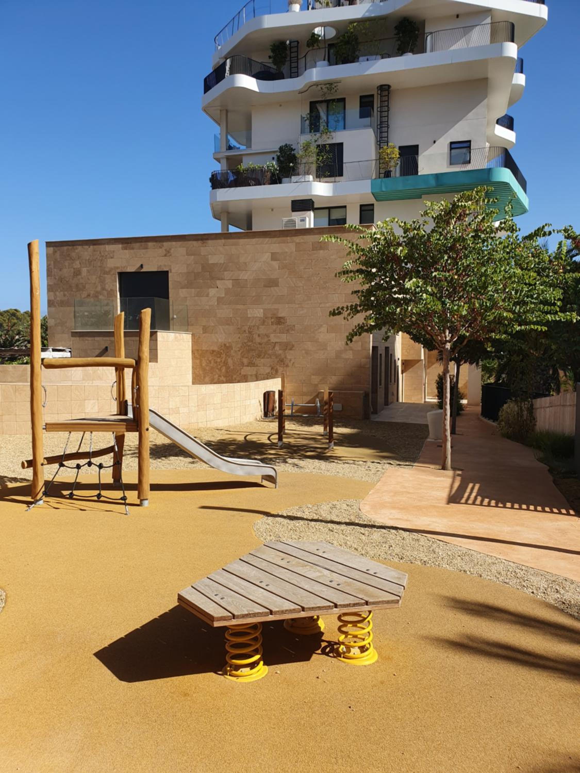 Townhouse with jacuzzi, sauna, beach and barbeque view 3