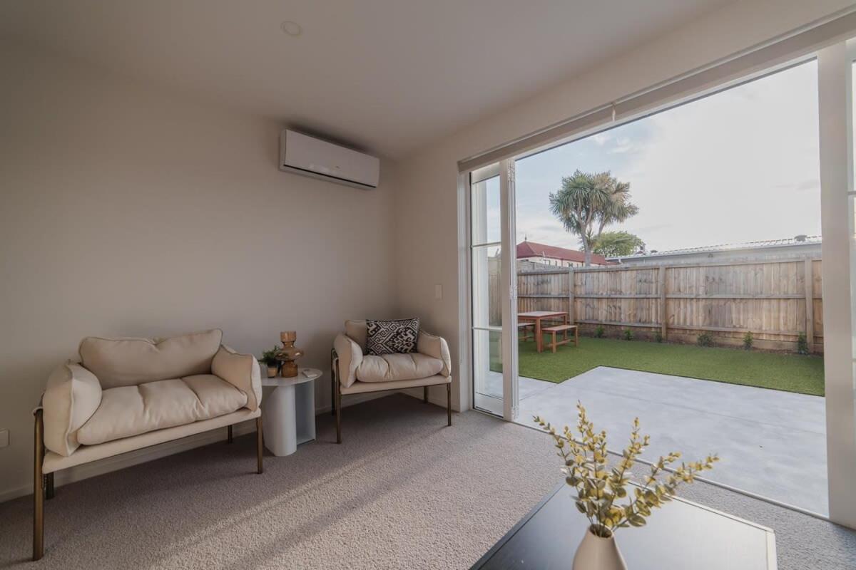 Garden View 2-Bedroom Getaway in Christchurch
