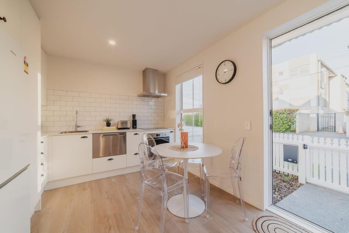 Garden View 2-Bedroom Getaway in Christchurch