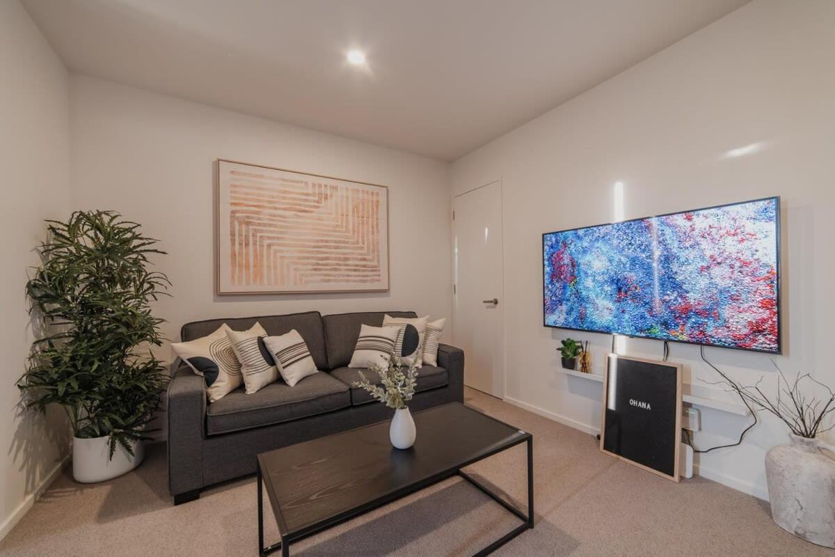 Garden View 2-Bedroom Getaway in Christchurch
