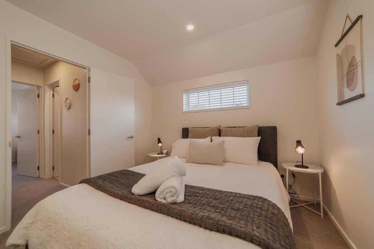 Garden View 2-Bedroom Getaway in Christchurch