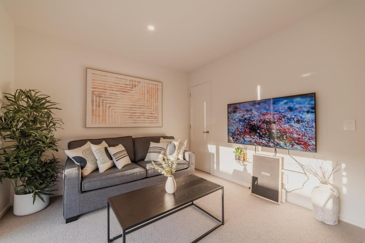 Garden View 2-Bedroom Getaway in Christchurch