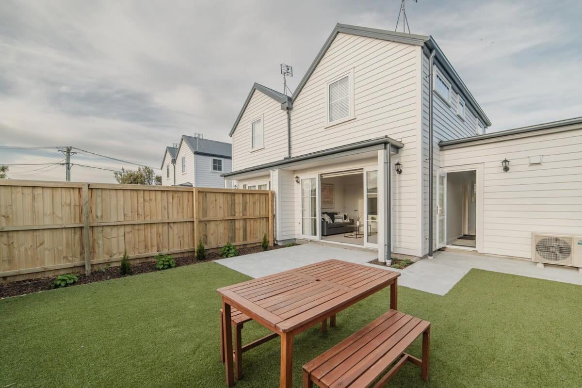 Garden View 2-Bedroom Getaway in Christchurch