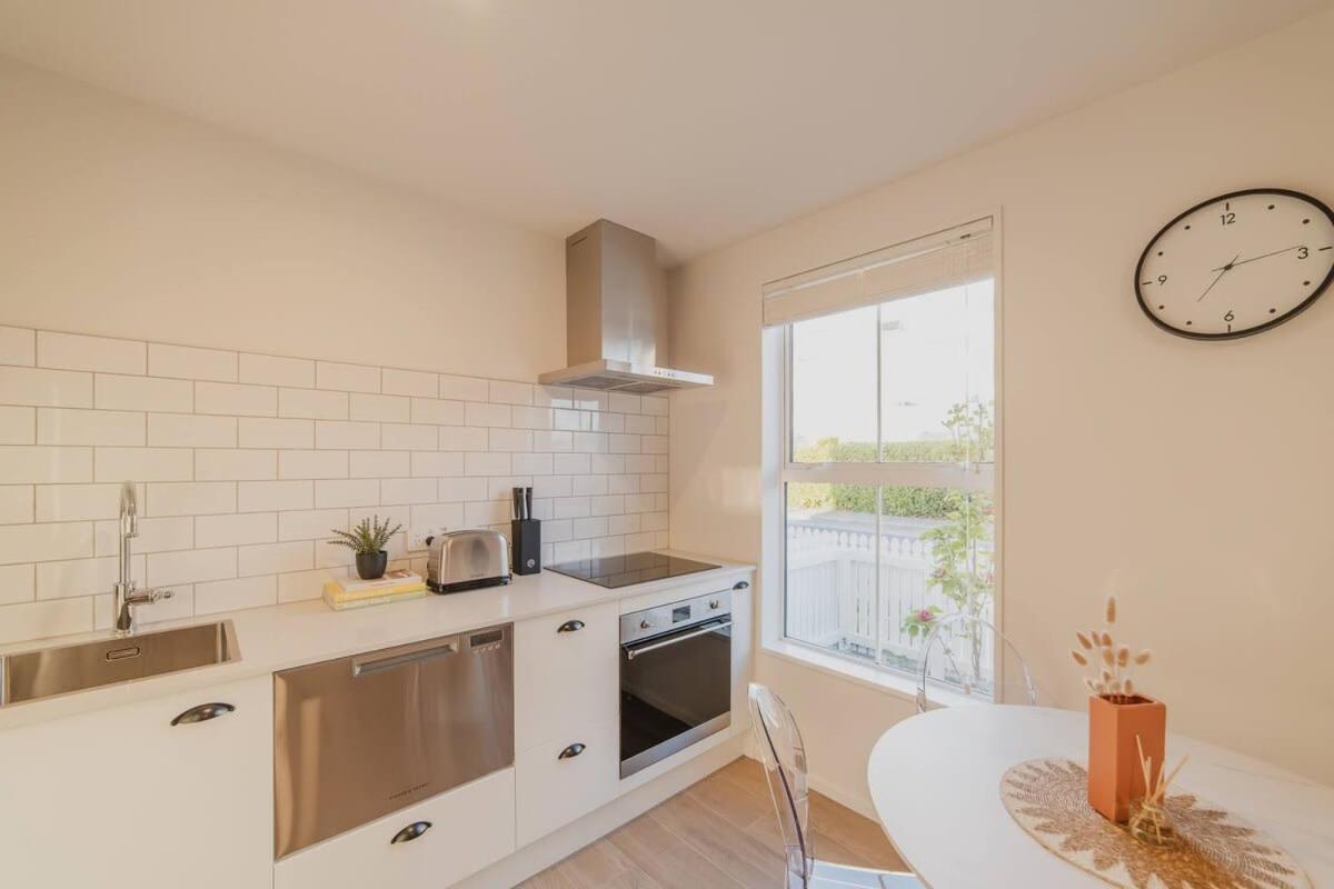Garden View 2-Bedroom Getaway in Christchurch