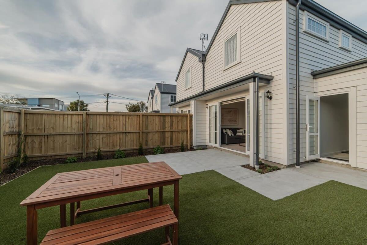 Garden View 2-Bedroom Getaway in Christchurch
