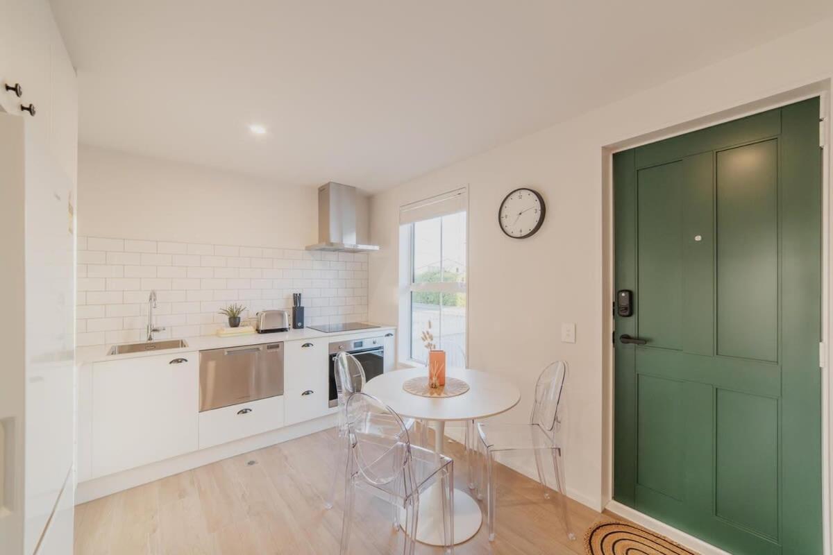 Garden View 2-Bedroom Getaway in Christchurch