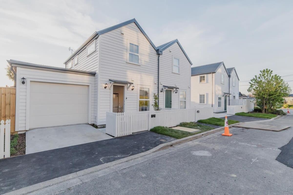 Garden View 2-Bedroom Getaway in Christchurch