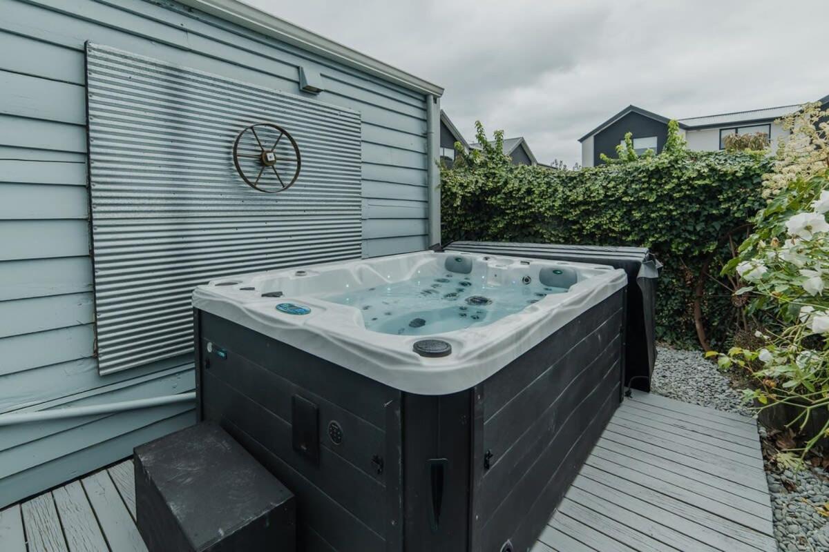 Peaceful City Cottage & Hot Tub view 3