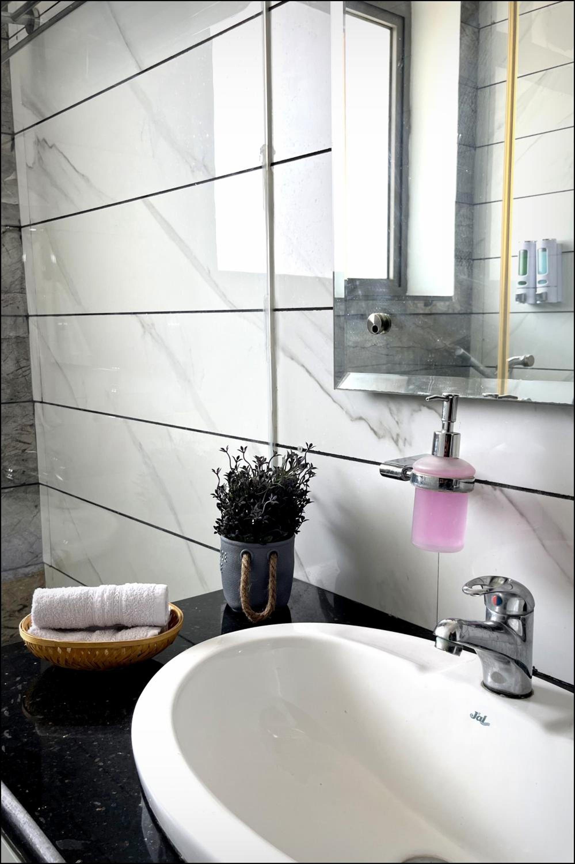 Luxurious 4BR Apartment In Tricity Panchkula By Especial Rentals view 5