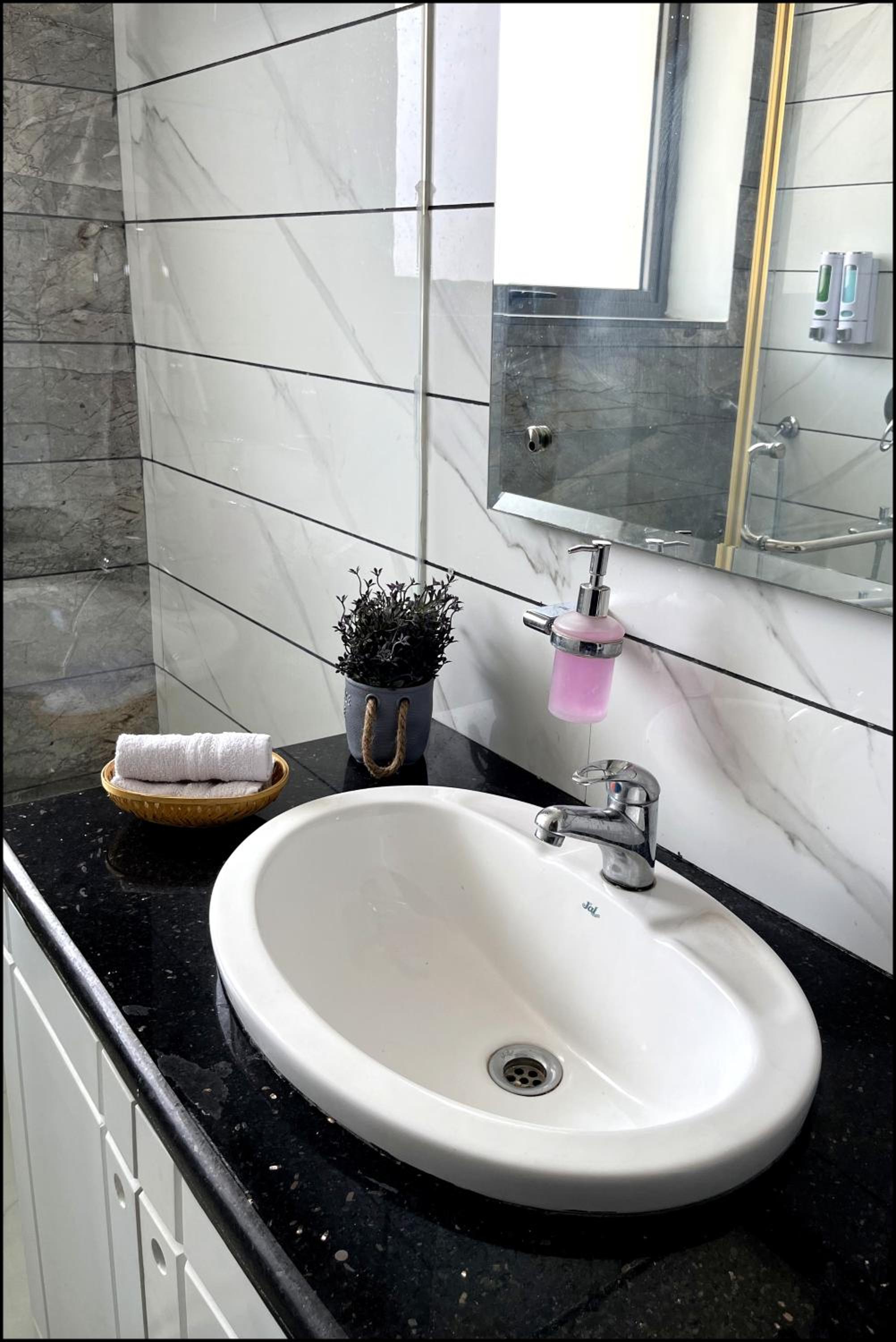 Luxurious 4BR Apartment In Tricity Panchkula By Especial Rentals view 3