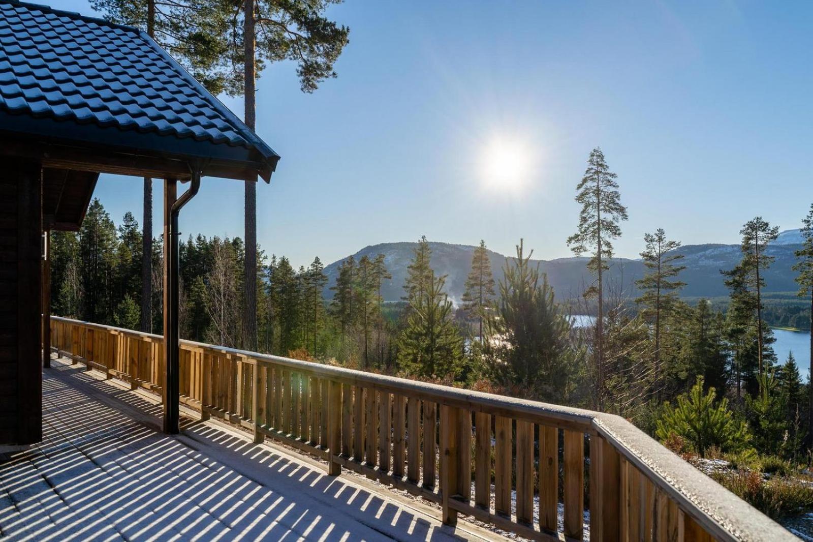 Accessible Nature Cabin with Lake & Mountain Views - Solstråle Hytte