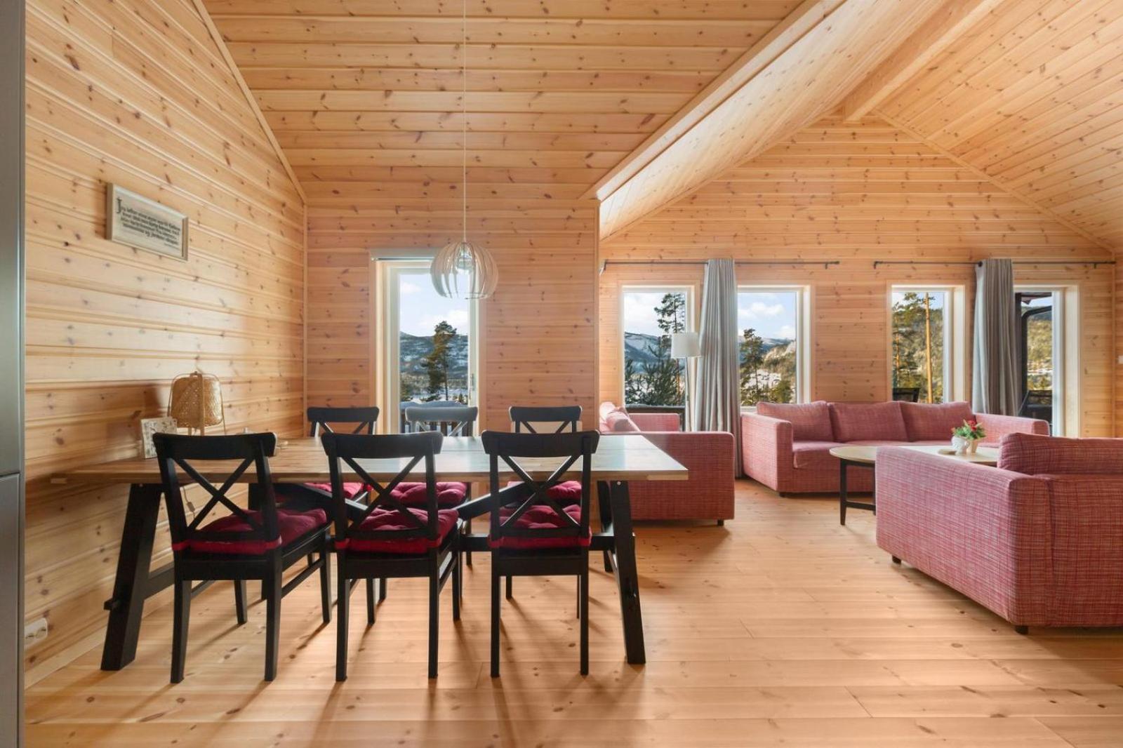 Accessible Nature Cabin with Lake & Mountain Views - Solstråle Hytte