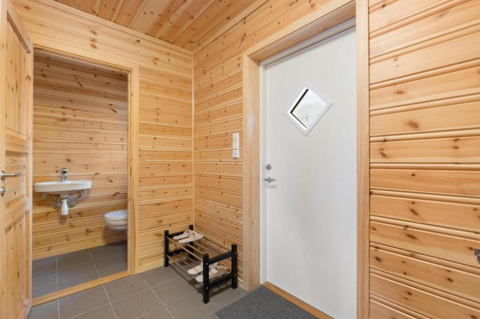 Accessible Nature Cabin with Lake & Mountain Views - Solstråle Hytte