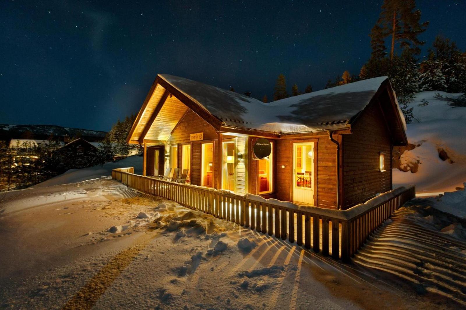 Accessible Nature Cabin with Lake & Mountain Views - Solstråle Hytte