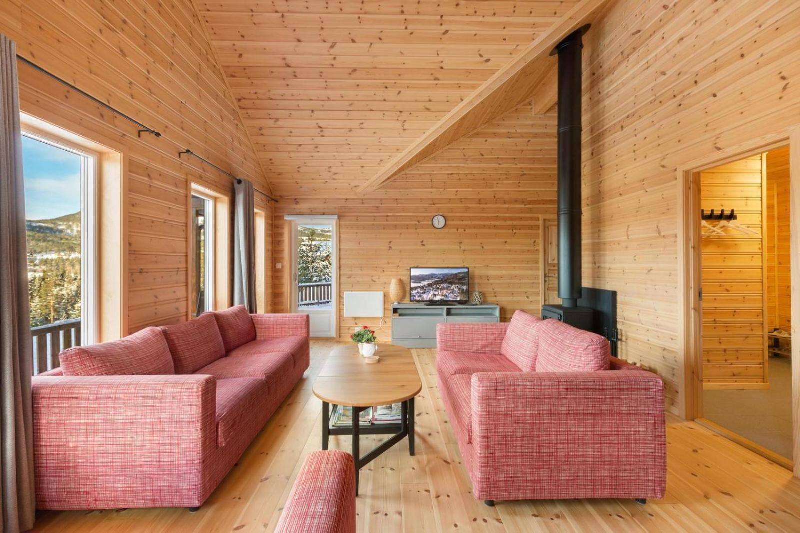 Accessible Nature Cabin with Lake & Mountain Views - Solstråle Hytte