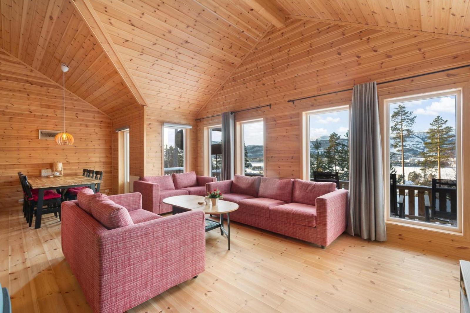Accessible Nature Cabin with Lake & Mountain Views - Solstråle Hytte