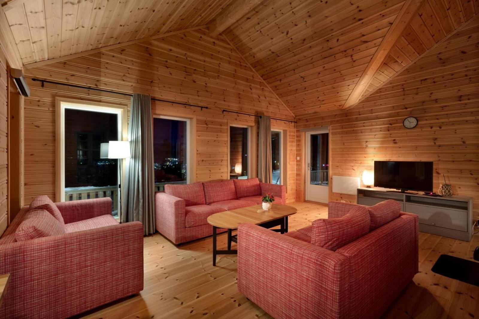 Accessible Nature Cabin with Lake & Mountain Views - Solstråle Hytte