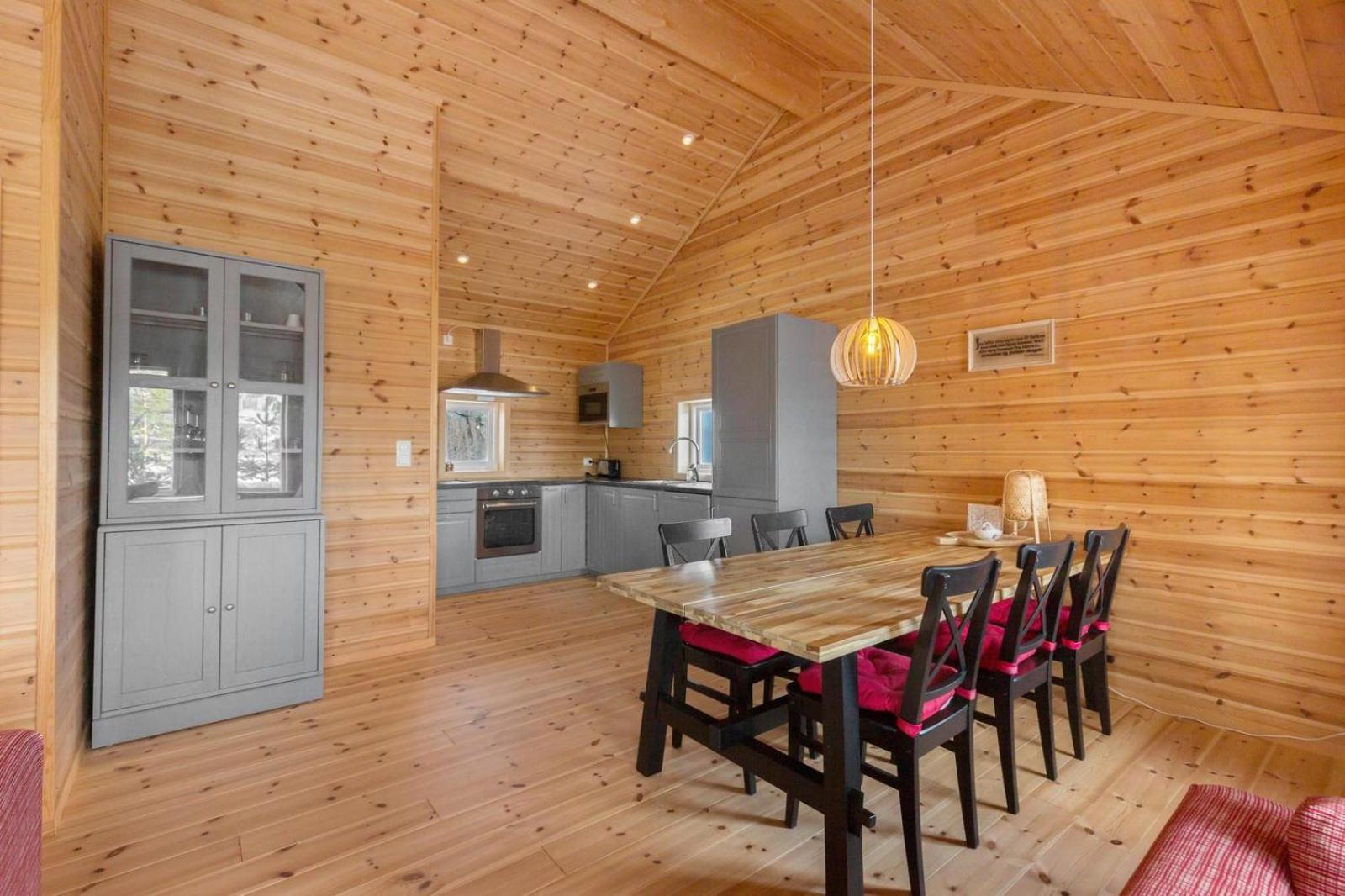 Accessible Nature Cabin with Lake & Mountain Views - Solstråle Hytte