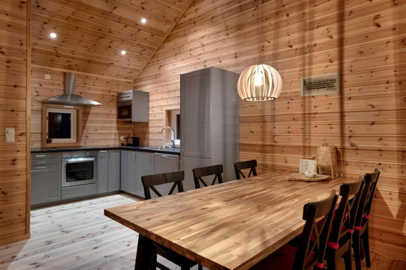 Accessible Nature Cabin with Lake & Mountain Views - Solstråle Hytte
