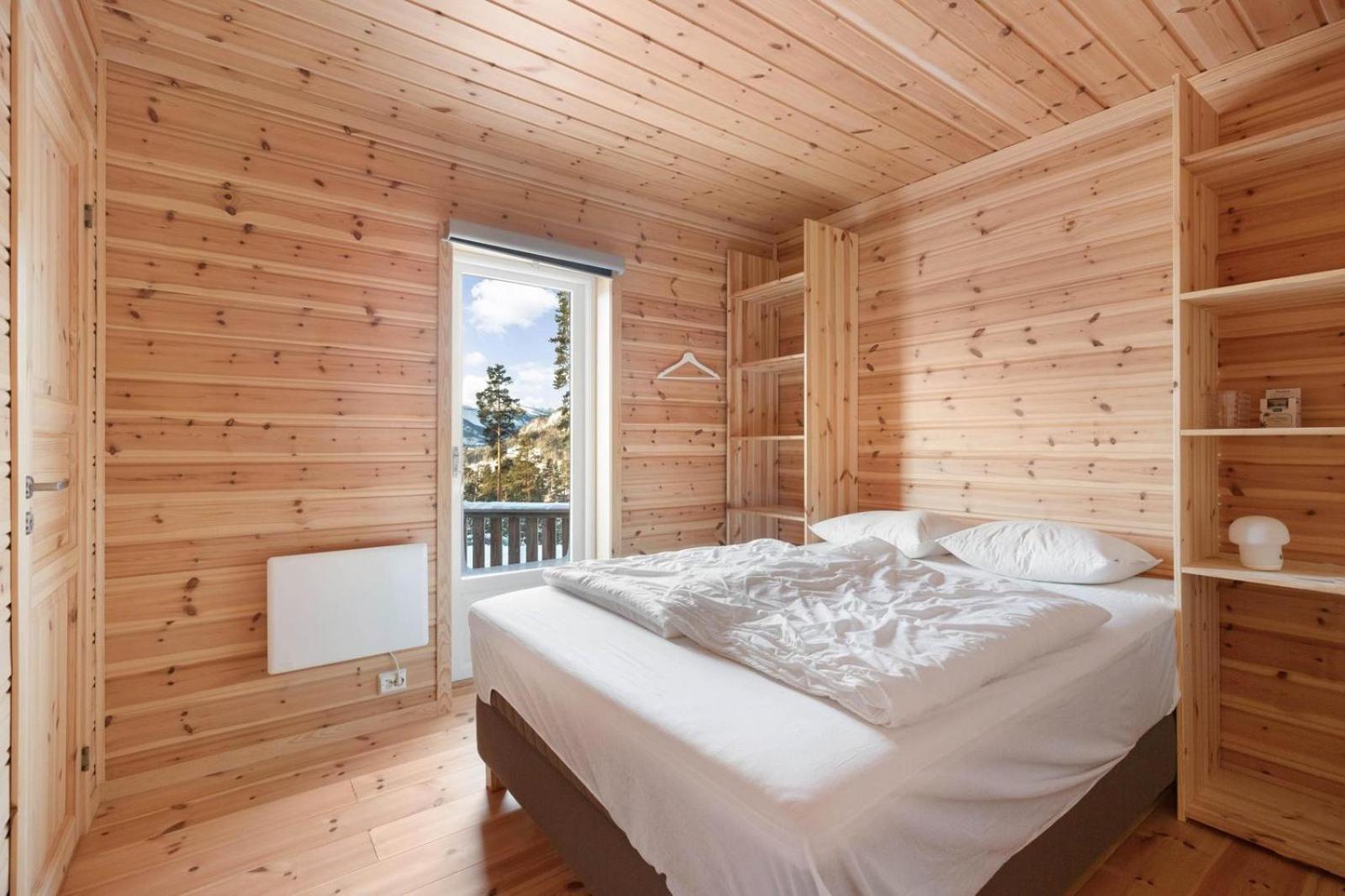 Accessible Nature Cabin with Lake & Mountain Views - Solstråle Hytte