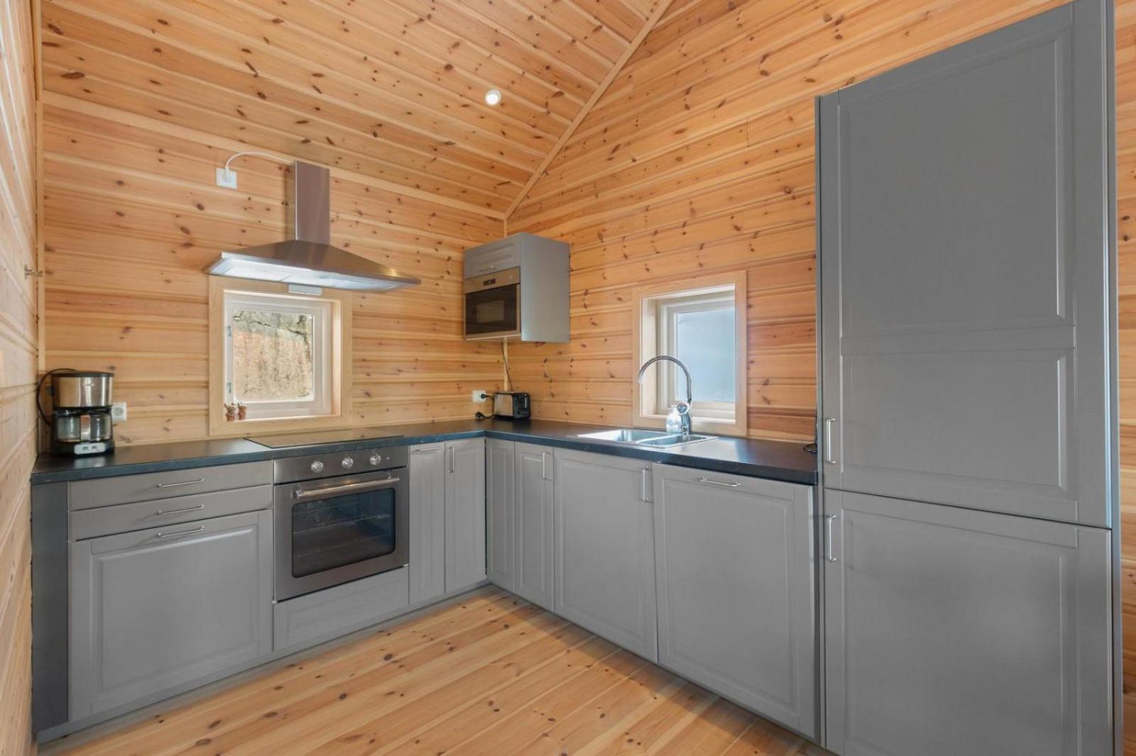 Accessible Nature Cabin with Lake & Mountain Views - Solstråle Hytte