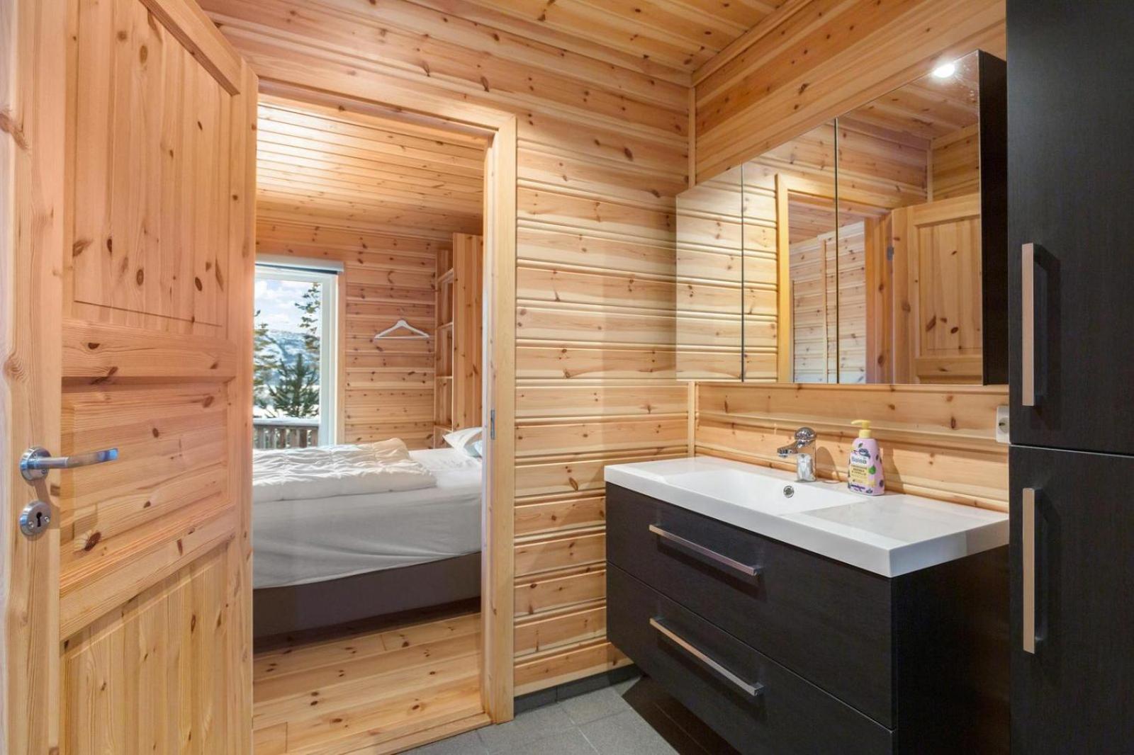 Accessible Nature Cabin with Lake & Mountain Views - Solstråle Hytte