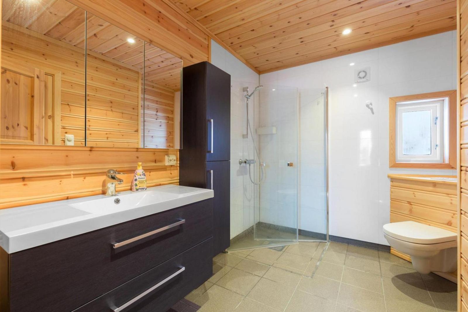 Accessible Nature Cabin with Lake & Mountain Views - Solstråle Hytte