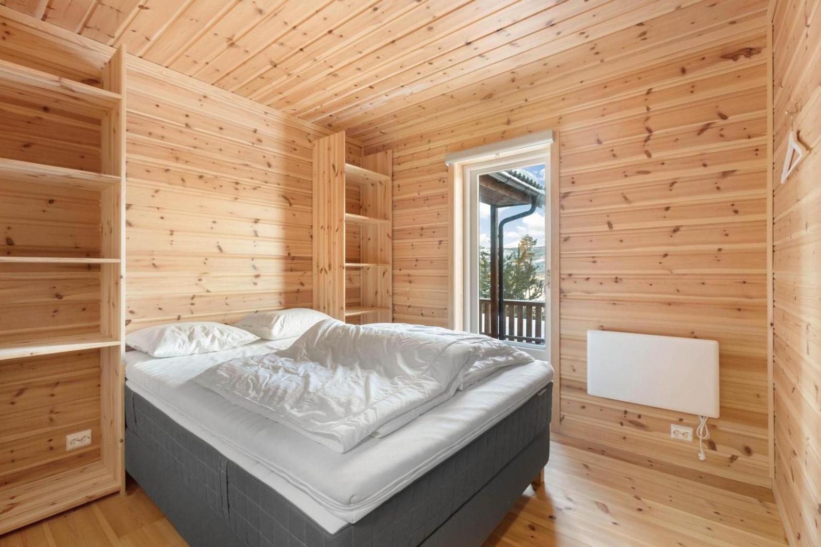 Accessible Nature Cabin with Lake & Mountain Views - Solstråle Hytte