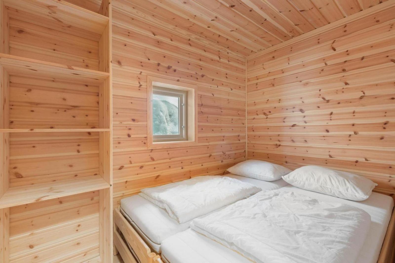 Accessible Nature Cabin with Lake & Mountain Views - Solstråle Hytte
