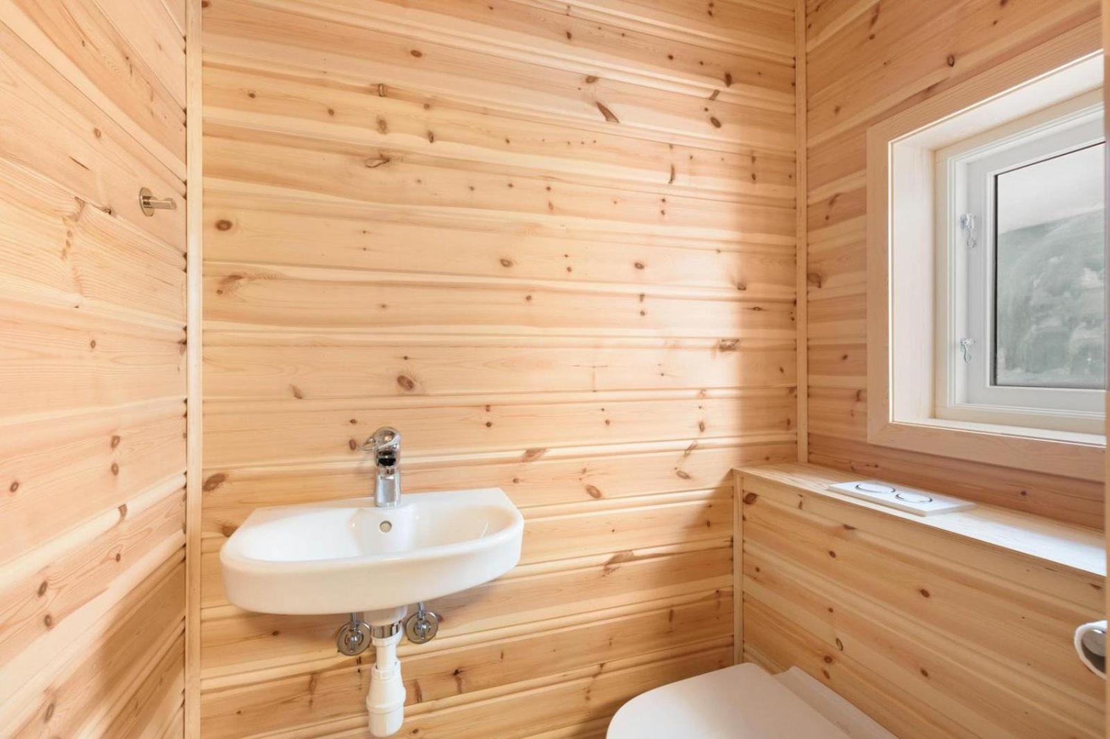 Accessible Nature Cabin with Lake & Mountain Views - Solstråle Hytte